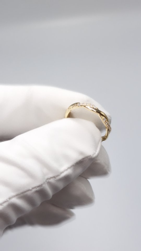 Nádherný, diamantový prsteň z našej dielne zo žltého zlata vyrobený na mieru ako Vianočný darček 🎁. 

0914 23 23 82
aurona@aurona.sk
www.aurona.sk

#zakazkovavyroba #darcek #sperkynamieru #sperky #topquality #luxury #goldsmith #beautiful #prsten #diamanty #diamondring #diamantovyprsten