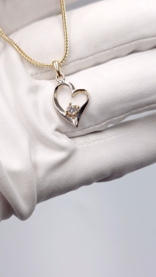 Tento krásny diamantový náhrdelník z našej dielne už svoju majiteľku má 🙂. Na výrobu sme použili 14K zlato a pravý prírodný certifikovaný diamant 💎.

aurona@aurona.sk
0914 23 23 82
www.aurona.sk

#zakazkovavyroba #sperky #sperkynamieru #zlatnictvo #zlatnickadielna #goldsmith #topquality
#individual #diamond #nahrdelnik